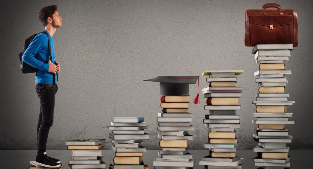 شاب يتسلق سلم من الكتب للإشارة إلى تعلم اللغة الإنجليزية
