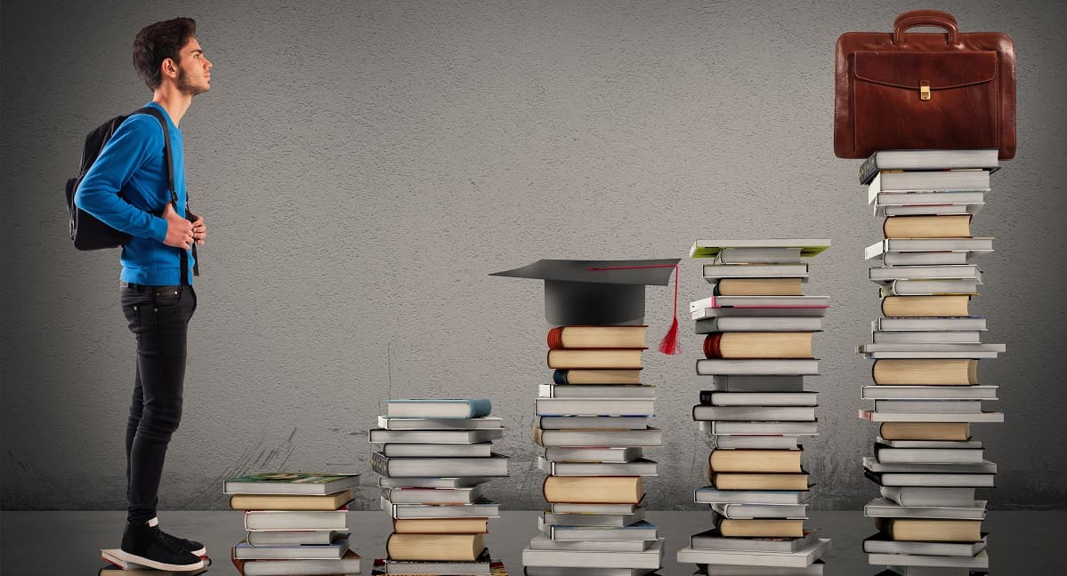 شاب يتسلق سلم من الكتب للإشارة إلى تعلم اللغة الإنجليزية
