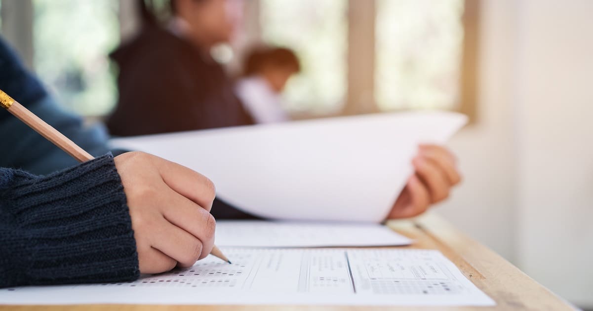 شخص يكتب في امتحان ielts